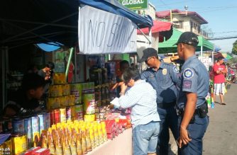 Tayug-Pangasinan-PNP-at-BFP-nag-inspeksiyon-sa-mga-nagtitinda-ng-paputok-334x219