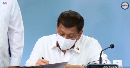 Duterte-signing-SAP-960x502