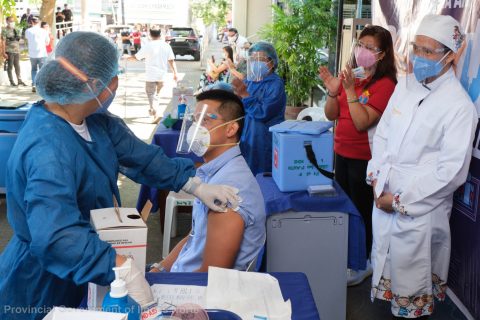 Gov-Marcos-Manotoc-during-the-vaccination
