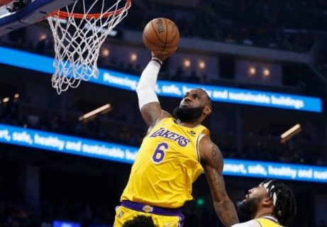 Los Angeles Lakers v Golden State Warriors