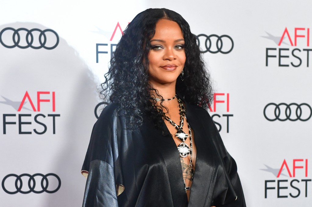 Rihanna de retour sur scène pour la mi-temps du Super Bowl