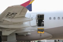 Ilang emergency seats, ipinagbawal na ng Asiana Airlines kasunod ng door-opening accident