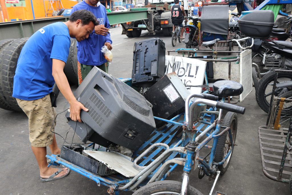 Enterprising members of the Samahan ng mga Mangangalakal in Capulong, Tondo, Manila buy e-waste for recycling (1)