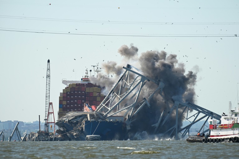 Bahagi ng gumuhong Baltimore bridge ipinagiba na ng mga awtoridad sa US