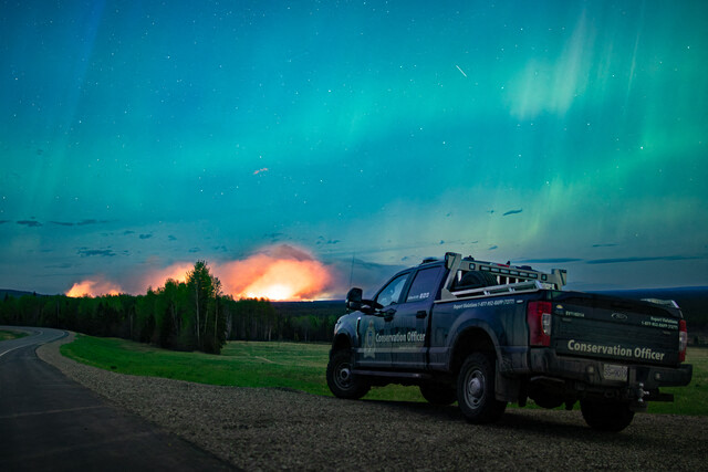 Libu-libo lumikas mula sa kanilang tahanan dahil sa wildfires sa western Canada
