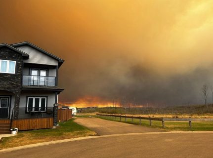 Mga residente sa isang siyudad sa Canada pinalikas dahil sa papalapit na wildfire