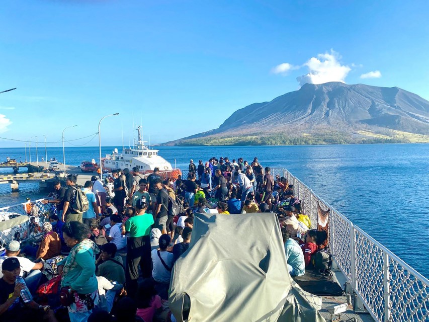 Abo galing sa pumutok na bulkan sa Indonesia, umabot na sa Malaysia