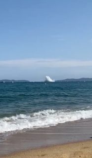 Piloto patay nang bumagsak ang sinasakyang eroplano sa isang French airshow