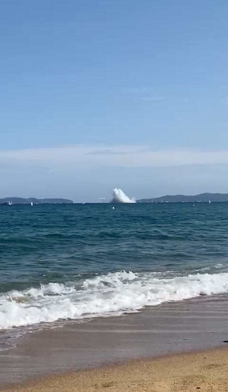 Piloto patay nang bumagsak ang sinasakyang eroplano sa isang French airshow