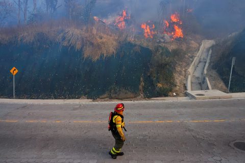 Nagngangalit na wildfire naglalagablab sa kabisera ng Ecuador na dumaranas ngayon ng tagtuyot