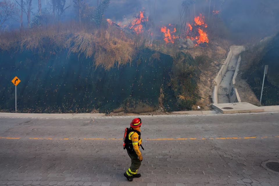 Nagngangalit na wildfire naglalagablab sa kabisera ng Ecuador na dumaranas ngayon ng tagtuyot