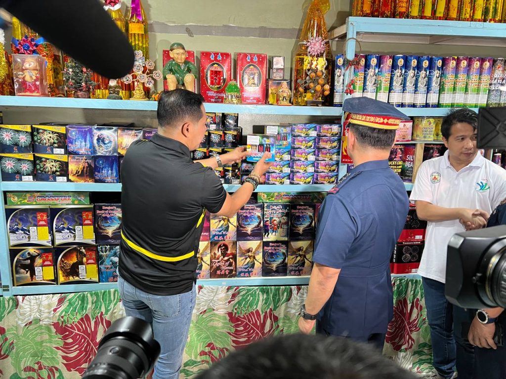 Ilang tindahan ng paputok sa Bocaue, Bulacan ininspeksiyon ng mga opisyal ng PNP at Bulacan provincial government