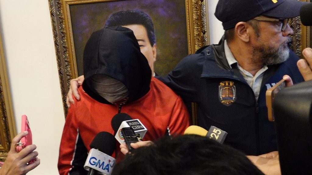 Isang hinihinalang Chinese spy at dalawang kasabwat na Pinoy, arestado ng NBI dahil sa pag-i-espiya