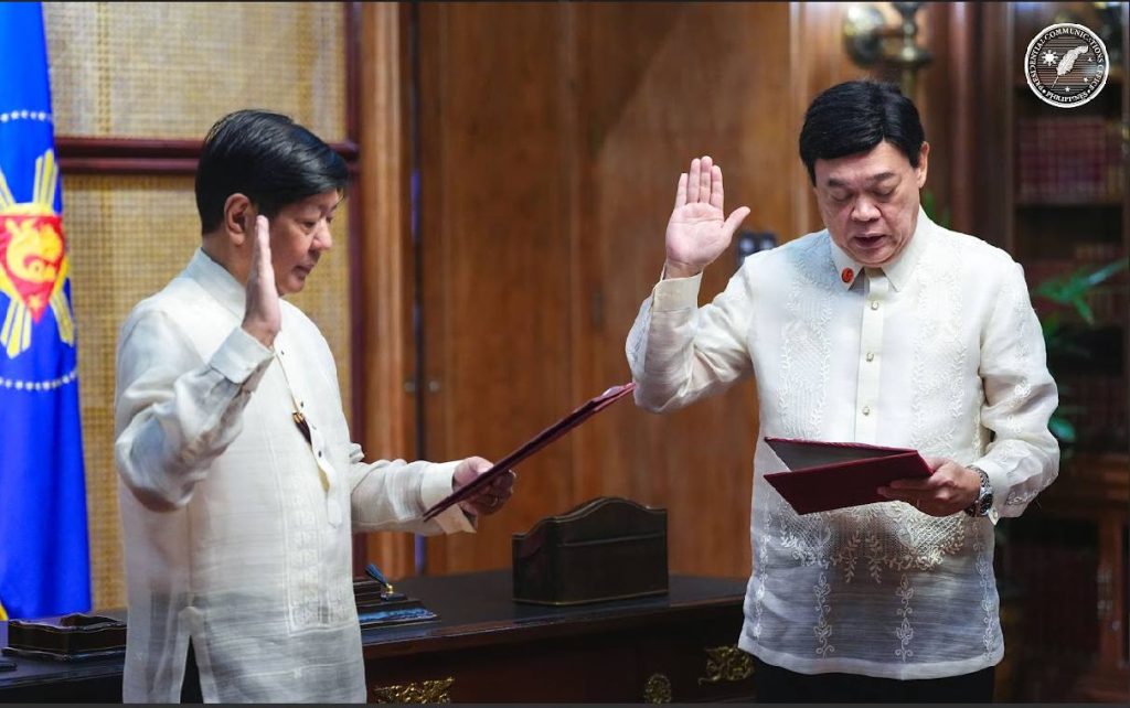 NEW PHILHEALTH CEO SWORN TO OFFICE