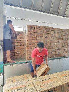 Mahigit siyam na libong family food packs, naipamahagi na ng DSWD sa mga naapektuhan ng matinding pagbaha sa Eastern Samar dulot ng shear line