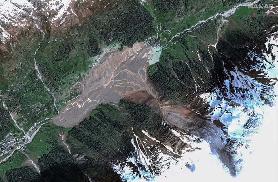 Panganib ng baha nagbabanta sa isang Swiss Valley makaraang malibing ng landslide ang isang village